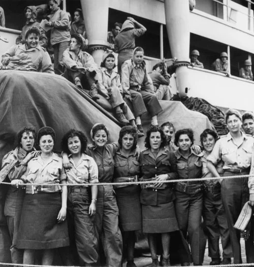 Plusieurs milliers de femmes s’engagèrent. Elles étaient infirmières, ambulancières, opératrices de transmission…