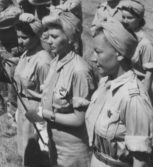 Femmes décorées lors d’une remise de décorations