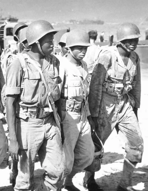 Tirailleurs sénégalais débarquant sur la plage de Cavalaire