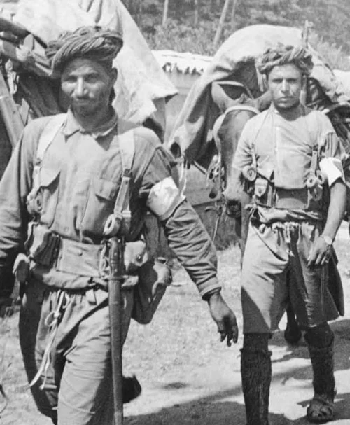 Deux goumiers marocains sur une route du Var